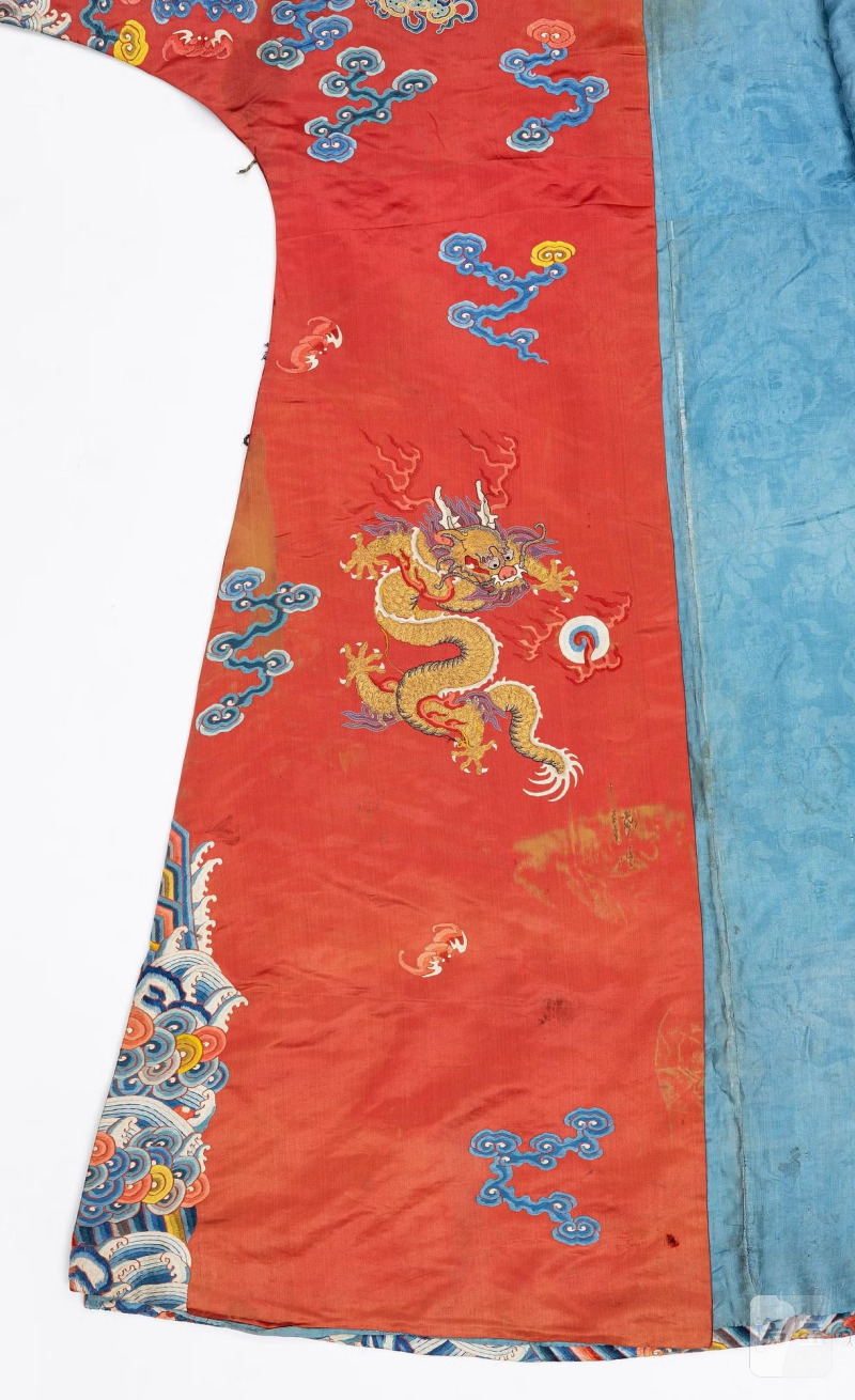 An embroidered red ground five clawed dragon 'female' formal robe, - 图8